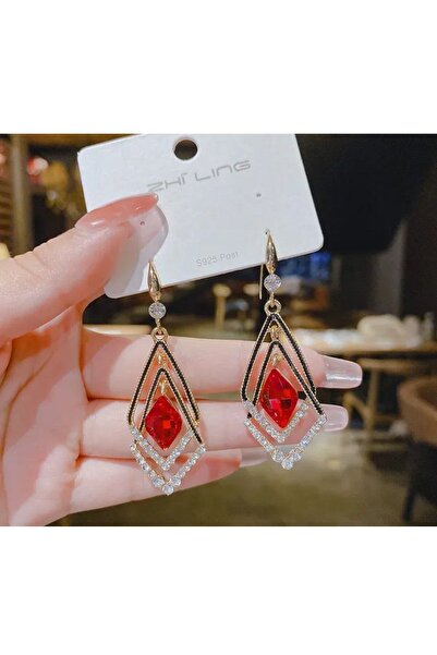 Genel Markalar Şıklığı ve Zarafeti Bir Arada Sunan Taşlı Küpe