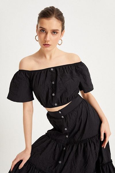 Curly Σετ μπλούζα και φούστα σε μαύρο Crop