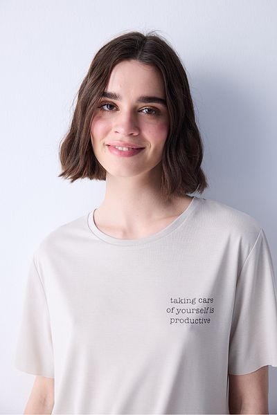 Penti Beigefarbenes, locker sitzendes Modal-T-Shirt mit Slogan-Print