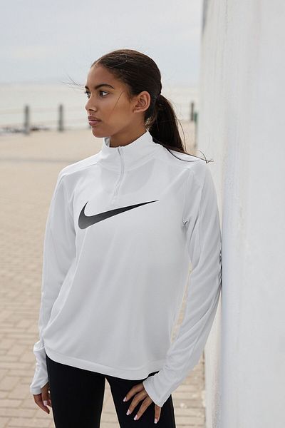 Nike تي شيرت نسائي من Dri-Fit Swoosh Run 1/4-Zip للجري بطبقة متوسطة وأكمام طويلة