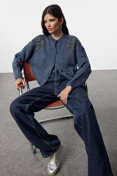 Trendyol Collection Indigo Glitter Vyšívané měkké texturované oversize pletené cardigan - Twoaw25Hi00005