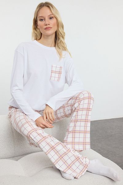 Trendyol Collection Fehér-többszínű pamut kockás zsebes részlet kötött pizsama szett THMAW25PT00147
