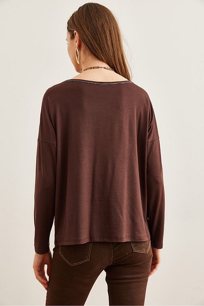 Olalook Női keserűbarna ezüst varrás, részletes V-nyakú viszkóz blúz BLZ- 19002747
