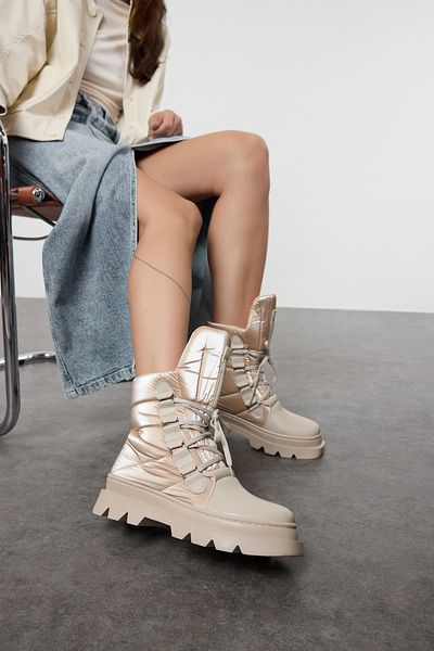 TRENDYOL SHOES Beigefarbene, mit Pelz gefütterte, kurze Damenstiefel mit flachem Absatz TAKAW25BO00021
