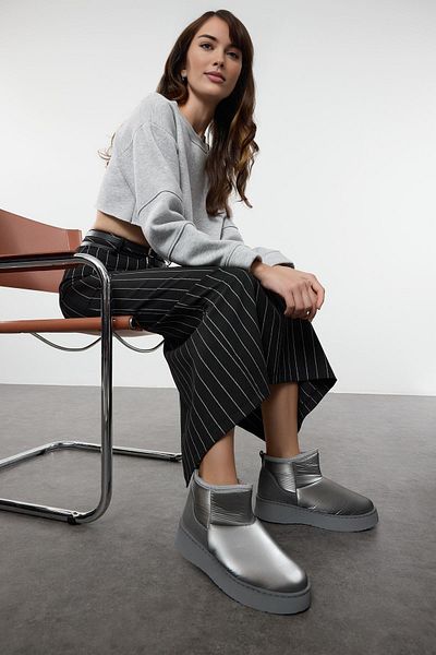 TRENDYOL SHOES Silberne, metallische, wasserabweisende, flache, pelzige Damenstiefel mit kurzem AbsatzTAKAW25BO00030