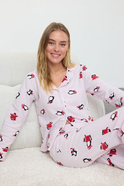 Trendyol Collection Pinguin-gemustertes rosa Fleece-Pyjama-Set – Paspelierung, Winter THMAW25PT00029