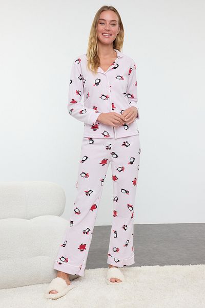 Trendyol Collection Pinguin-gemustertes rosa Fleece-Pyjama-Set – Paspelierung, Winter THMAW25PT00029