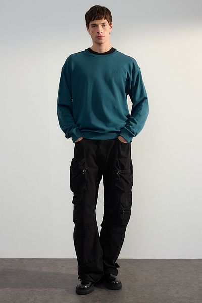 Trendyol Collection Petrol Premium-Sweatshirt mit Rundhalsausschnitt, Oversize/breiter Schnitt, Text-Stickerei, diagonal, TMNAW24SW00039
