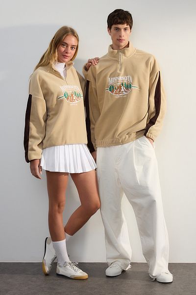 Trendyol Collection Unisex-Oversize-Fleece-Sweatshirt – Stehkragen, City-Stickerei, Anti-Pilling TMNAW24SW00034