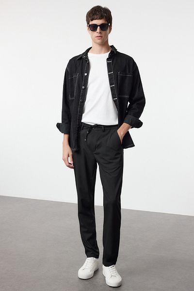 Trendyol Collection Schwarze Slim-Fit-Hose aus gewebtem Stoff mit Bindedetail an der Taille TMNAW25PL00029