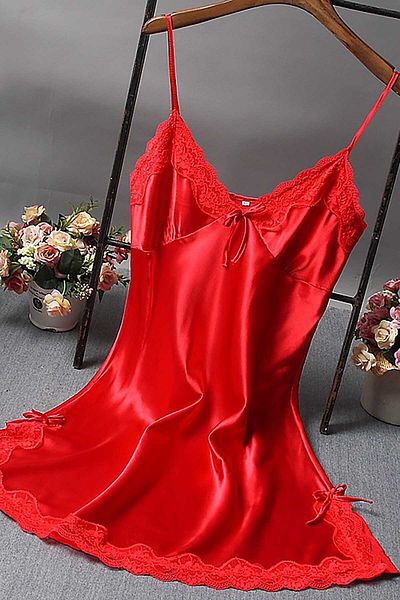 Merry See Kurzes Nachthemd aus rotem Satin und Spitze