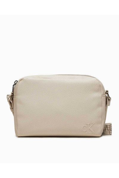 Calvin Klein Ultralehká crossbody kabelka se silným popruhem
