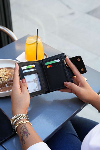 Lebina Milano Women's Wallet / Coin Compartment