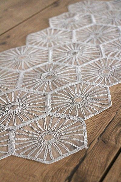 DDHOME Cursă de masă cu șnur din dantelă - Husă Fiskos 100x35 cm 1004-HEXAGONAL