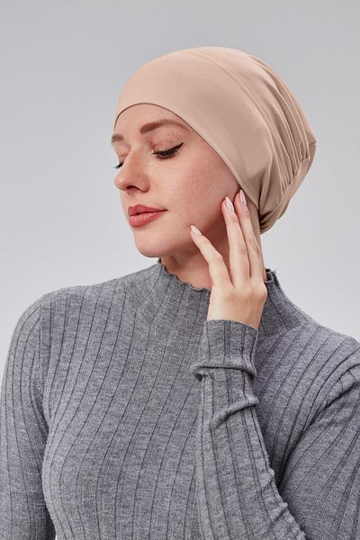 Sonbaharmoda Πρακτικό αντιολισθητικό μπεζ χιτζάμπ με κουμπωτά και ελαστικό καπάκι