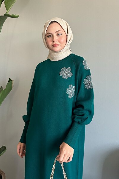 InStyle Zelené úpletové šaty s balónikovým rukávom zdobeným kvetmi