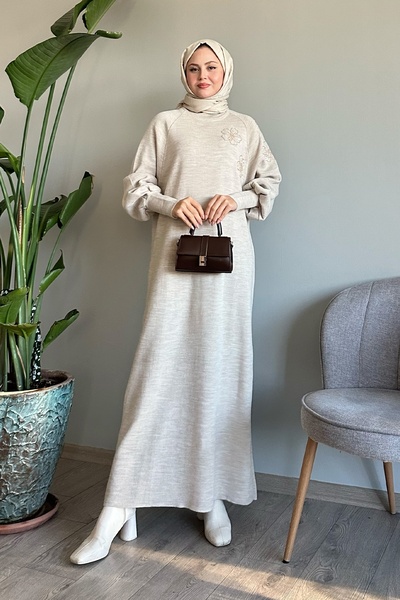 InStyle Béžové úpletové šaty s balónikovým rukávom zdobeným kvetmi