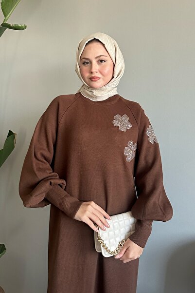 InStyle Horkohnedé úpletové šaty s balónikovým rukávom zdobeným kvetmi