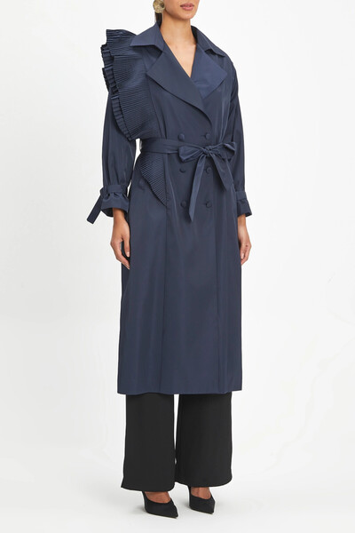 SERPİL Pile Detaylı Uzun Kuşaklı ve Çift Düğmeli Şık Lacivert Trençkot 40127