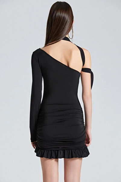 World Fashion Trends WFT2440 Rochie neagră cu o singură mânecă, cu detaliu de curea cu tiv