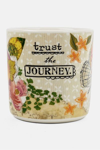 Demdaco وعاء زرع من Trust The Journey Cachepot باللون الأبيض