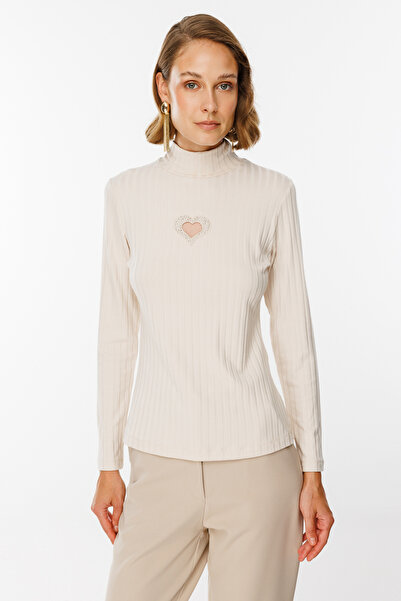 ON Kalp Detay Dekolteli Bluz