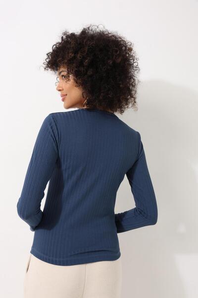 AMİDA Γυναικεία μπλούζα με μακρυμάνικο λαιμόκοψη με λεπτομέρεια με κουμπιά λαδιού - 2443