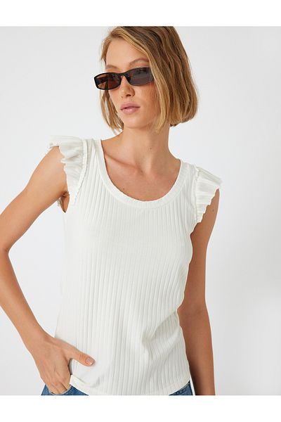 Koton Geripptes Slim-Fit-T-Shirt mit Rüschen und Wassermelonenärmeln und Rundhalsausschnitt