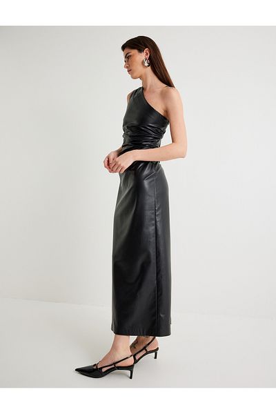 Koton Langes, drapiertes Unterkleid aus Kunstleder mit One-Shoulder-Träger