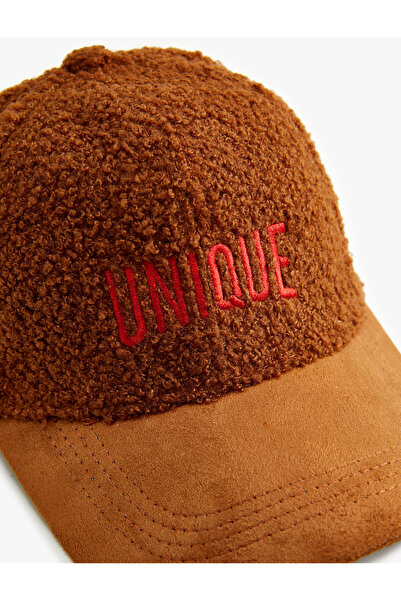 Koton Plyšová čepice - vyšívaná detailní čepice