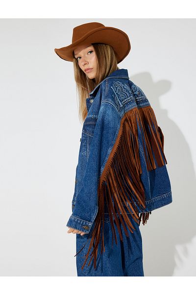 Koton Zeynep Cushion – bestickte Jeansjacke in Wildlederoptik mit Quasten, Taschendetail und Knöpfen