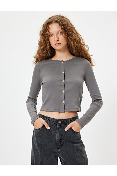 Koton Slim-Fit-Langarm-T-Shirt aus Baumwolle – geknöpfter Rundhalsausschnitt