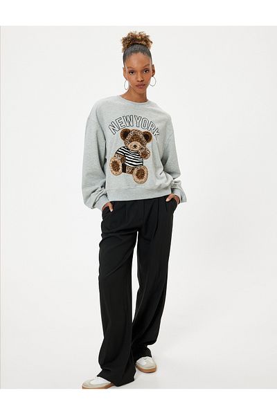 Koton Übergroßes Sweatshirt mit Rundhalsausschnitt – Teddybär-Stickerei, Slogan, Raster