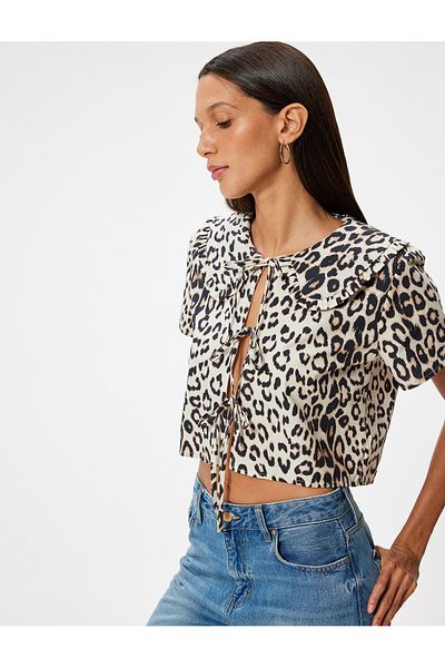 Koton Slim Fit Bluse mit Leopardenmuster – Babykragen und Spitzendetail