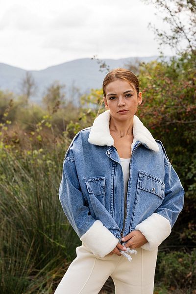 VerdeBlanco Palton din denim cu guler de pluș din blană albastră