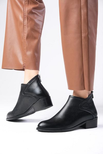 Mio Gusto Rosa Black Color Oval Toe Women's Ankle Short Heeled Boots