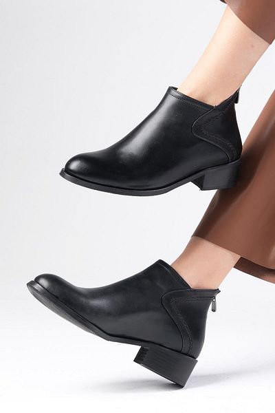 Mio Gusto Rosa Black Color Oval Toe Women's Ankle Short Heeled Boots