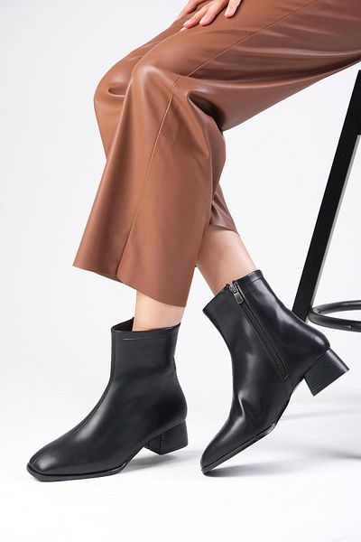 Mio Gusto Tori Damen-Stiefel mit Absatz in schwarzer Farbe, dünnes Fellfutter, seitlicher Reißverschluss, stumpfe Zehenpartie