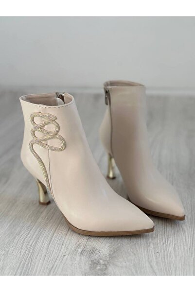 SHOEBOURNE Ten Deri Yılan Aksesuarlı Sivri Burun Kadın Metal Aksesuarlı Topuklu Bot
