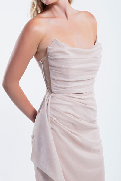 Lafaba Bézs színű női estélyi ruha függesztett, hasított és csillogó részletekkel