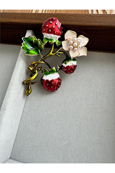 Pelin Aksesuar Dalında Çilekler Broş
