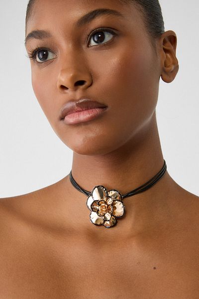 Stradivarius Metal çiçekli ip kolye