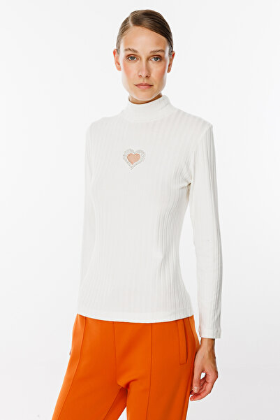 ON Kalp Detay Dekolteli Bluz
