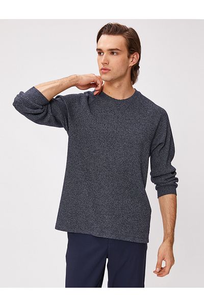 Koton Geschmolzener Pullover mit Rundhalsausschnitt, schmaler Passform und langen Ärmeln