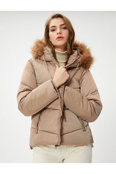 Koton Късо пухено яке с качулка и плюшен детайл