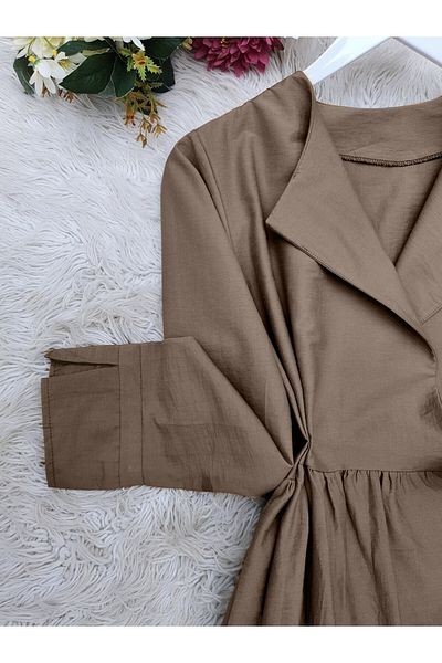 Modamorfo Kaffeefarbener Kimono mit seitlichen Schnürsenkeln und Ärmelmanschettenschlitzen