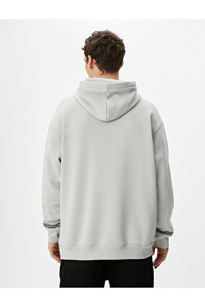 Koton Far East bedruckter Kapuzenpullover mit bequemem Schnitt und Slogan