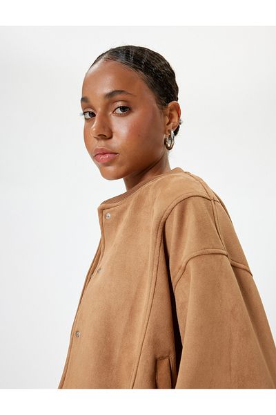Koton Bunda Bomber v semišovém vzhledu – zapínání na knoflík, detail kapsy a žebrovaná bunda