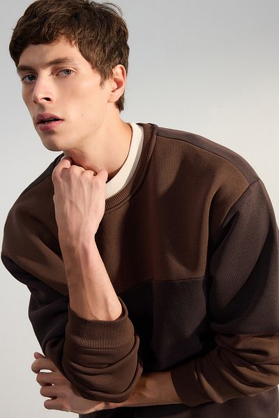 Trendyol Collection Σκούρο καφέ Oversize/Wide Cut Color Block Basic φούτερ με φλις εσωτερικά TMNAW25SW00013
