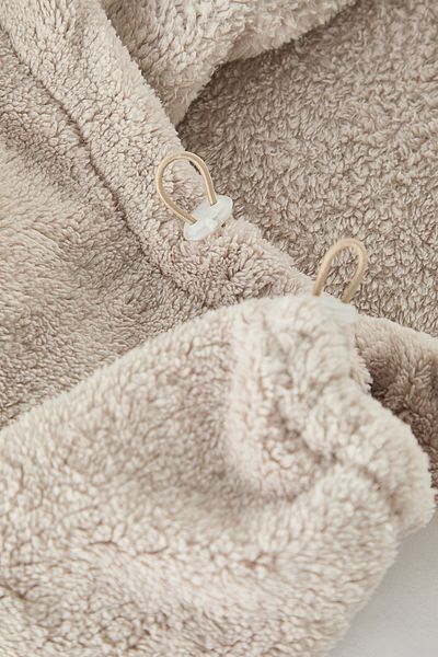 Trendyol Collection Hanorac fleece bej de pluș - croială obișnuită cu detaliu dop TMNAW22SW0618
